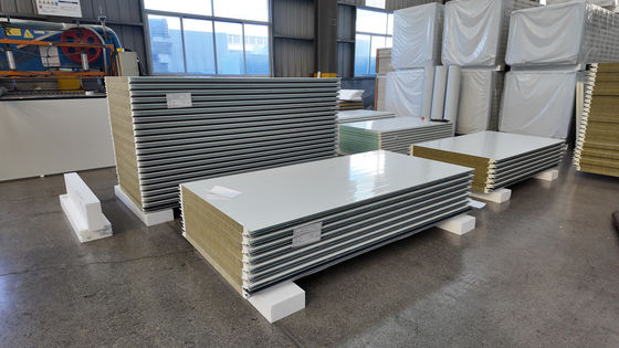 वायुरोधक/जलरोधक और उत्कृष्ट थर्मल इन्सुलेशन के साथ उच्च शक्ति वाले पीयू सैंडविच पैनल