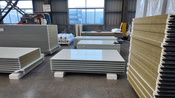 वायुरोधक/जलरोधक और उत्कृष्ट थर्मल इन्सुलेशन के साथ उच्च शक्ति वाले पीयू सैंडविच पैनल