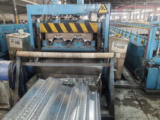 उच्च संक्षारण प्रतिरोध नालीदार धातु डेकिंग, ट्रेपेज़ॉइडल प्रोफाइल और 500 किग्रा प्रति वर्ग मीटर तक भार क्षमता के साथ